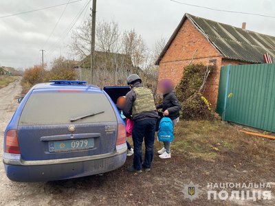 Поліція евакуювала з Миропільської громади маму з дитиною Поліція евакуювала з Миропільської громади маму з дитиною