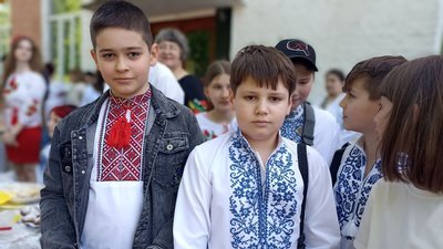 На Житомирщині у День вишиванки діти влаштували благодійний ярмарок, щоб зібрати гроші для ЗСУ