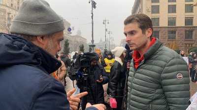 "Гроші на ЗСУ": в Києві під КМДА знову зібрались мітингувальники, до них вийшов депутат "Гроші на ЗСУ": в Києві під КМДА знову зібрались мітингувальники, до них вийшов депутат