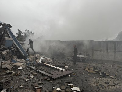 “Вибух. Повз мене вікно полетіло”. Через атаки КАБами у Сумах поранені семеро людей. Що розповідають очевидці “Вибух. Повз мене вікно полетіло”. Через атаки КАБами у Сумах поранені семеро людей. Що розповідають очевидці