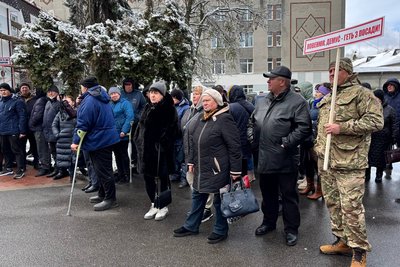 На Житомирщині під час мітингу гендиректора лікарні кинули у сміттєвий бак На Житомирщині під час мітингу гендиректора лікарні кинули у сміттєвий бак