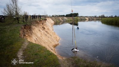 Із Десни на Чернігівщині дістали затонулий легковий автомобіль: пошуки власника тривають Із Десни на Чернігівщині дістали затонулий легковий автомобіль: пошуки власника тривають