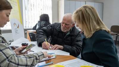 "Я везла в сумці все своє життя": як на Рівненщині допомагають переселенцям почати спочатку "Я везла в сумці все своє життя": як на Рівненщині допомагають переселенцям почати спочатку