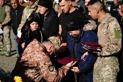 В Ужгороді попрощалися з полеглим захисником Юрієм Вароді В Ужгороді попрощалися з полеглим захисником Юрієм Вароді