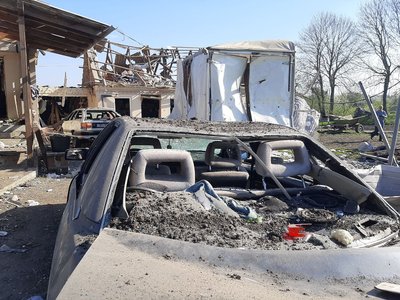 Через російську атаку пошкоджені автомобілі Через російську атаку пошкоджені автомобілі