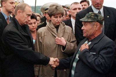 Путін тисне руку родичу моряка, який загинув на борту атомного підводного човна "Курськ" Путін тисне руку родичу моряка, який загинув на борту атомного підводного човна "Курськ"