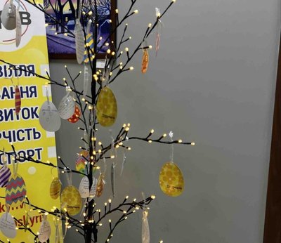 Дерево, на якому розвішують листівки для військових Дерево, на якому розвішують листівки для військових