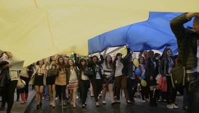 Студенти на Дні вишиванки у Чернівцях несуть великий прапор України Студенти на Дні вишиванки у Чернівцях несуть великий прапор України