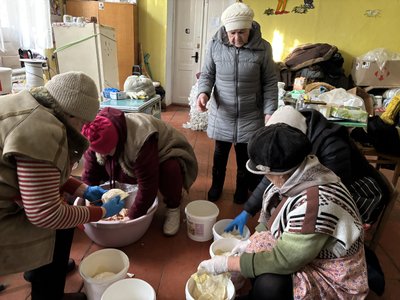"Щоб хлопці на Різдво відчули свято": у Ямполі жінки крутять голубці для фронту "Щоб хлопці на Різдво відчули свято": у Ямполі жінки крутять голубці для фронту
