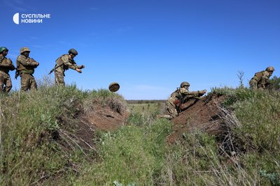 Морські піхотинці групою переходять рів у повному екіпіруванні та з комплектом мін під час проходження смуги перешкод на півдні Морські піхотинці групою переходять рів у повному екіпіруванні та з комплектом мін під час проходження смуги перешкод на півдні