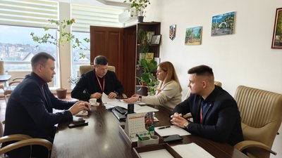 У Вінниці планують встановити близько 30 контейнерів для вживаного одягу та текстилю У Вінниці планують встановити близько 30 контейнерів для вживаного одягу та текстилю