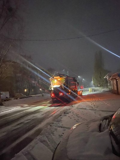 Проїзд забезпечений: дороги Київщини чистять від снігу понад 180 одиниць спецтехніки Проїзд забезпечений: дороги Київщини чистять від снігу понад 180 одиниць спецтехніки