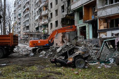 Влучання у будинок на Салтівці у Харкові: рятувальні роботи Влучання у будинок на Салтівці у Харкові: рятувальні роботи