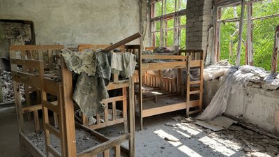 Зруйнована будівля початкової школи та дитячого садка село Олександрівка Лиманська громада Донецька область 20 червня 2025 рік Зруйнована будівля початкової школи та дитячого садка село Олександрівка Лиманська громада Донецька область 20 червня 2025 рік
