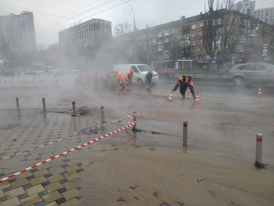 У Києві через прорив труби вулицю залило окропом. Що відомо У Києві через прорив труби вулицю залило окропом. Що відомо