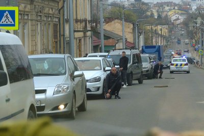 Водії зупиняються перед кортежем загиблого військового Водії зупиняються перед кортежем загиблого військового