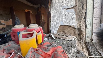 Іграшка довкола пошкодженого майна внаслідок атаки по Миколаєву, 3 серпня 2025 року Іграшка довкола пошкодженого майна внаслідок атаки по Миколаєву, 3 серпня 2025 року