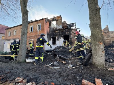 Рятувальники працюють на місці удару по Новобаварському району Харкова, 4 квітня 2025 року 9 Рятувальники працюють на місці удару по Новобаварському району Харкова, 4 квітня 2025 року 9