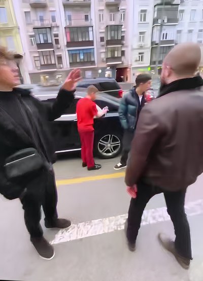 Перекривали рух у центрі Києва та співали російських пісень: правоохоронці шукають молодиків Перекривали рух у центрі Києва та співали російських пісень: правоохоронці шукають молодиків