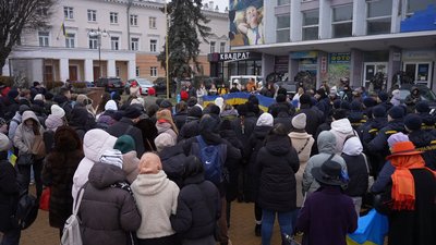 "Суспільство виснажене, проте це нам не дає права здаватися". У Вінниці студенти та містяни утворили "Ланцюг єднання" "Суспільство виснажене, проте це нам не дає права здаватися". У Вінниці студенти та містяни утворили "Ланцюг єднання"