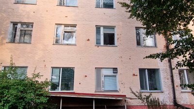 Росіяни з артилерії обстріляли міську лікарню у Семенівці на прикордонні Чернігівщини Росіяни з артилерії обстріляли міську лікарню у Семенівці на прикордонні Чернігівщини