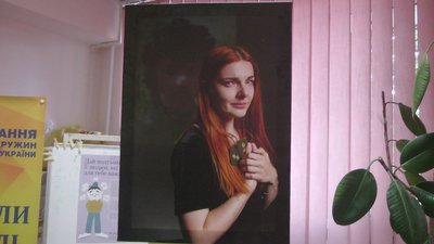 "Щоб люди побачили біль, який кожен з них переживає": у Хмельницькому відкрили фотовиставку, присвячену загиблим героям "Щоб люди побачили біль, який кожен з них переживає": у Хмельницькому відкрили фотовиставку, присвячену загиблим героям