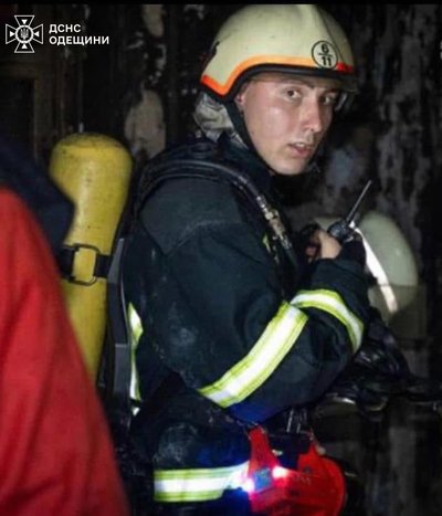 Двоє одеських рятувальників отримали державну нагороду за допомогу під час ракетних ударів Двоє одеських рятувальників отримали державну нагороду за допомогу під час ракетних ударів