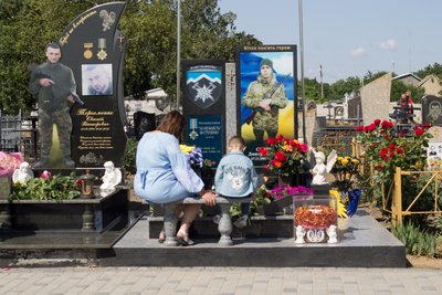 "Герої не вмирають, доки пам'ять про них жива": на Миколаївщині відкрили Алею Слави полеглих військових "Герої не вмирають, доки пам'ять про них жива": на Миколаївщині відкрили Алею Слави полеглих військових