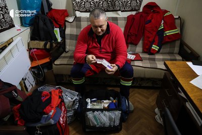 Фельдшер Віталій перевіряє запаси ліків, Херсон, 19 листопада 2024 року Фельдшер Віталій перевіряє запаси ліків, Херсон, 19 листопада 2024 року
