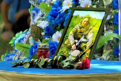В Ямполі на Сумщині прощалися з 46-річним захисником Олександром Клименком В Ямполі на Сумщині прощалися з 46-річним захисником Олександром Клименком