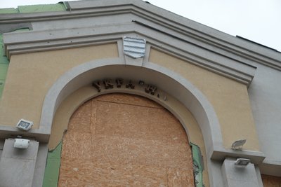 У Сумах демонтують частину пошкодженого ракетною атакою корпусу СумДУ