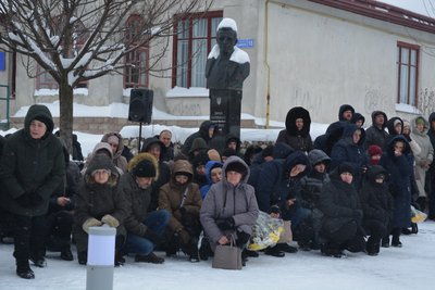 люди на колінах, зустріч бійця люди на колінах, зустріч бійця