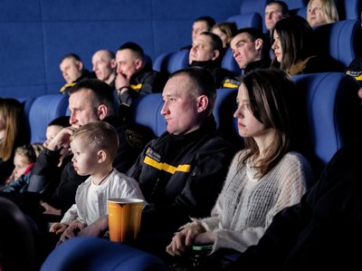 Глядачі під час допрем'єрного показу фільму "Форма вогню" у Хмельницькому Глядачі під час допрем'єрного показу фільму "Форма вогню" у Хмельницькому