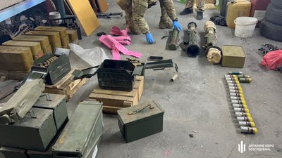 Продавали зброю з фронту через «онлайн-магазин»: на Одещині судитимуть п’ятьох військових Продавали зброю з фронту через «онлайн-магазин»: на Одещині судитимуть п’ятьох військових