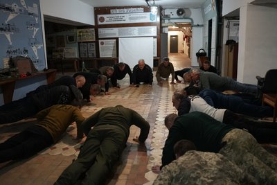 "Те, чому він навчає — не книжка, а практика": як іноземець проводить заняття з тактичної медицини на Сумщині "Те, чому він навчає — не книжка, а практика": як іноземець проводить заняття з тактичної медицини на Сумщині