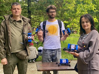 У Мукачеві школярі купили 11 fpv-дронів для ЗСУ У Мукачеві школярі купили 11 fpv-дронів для ЗСУ