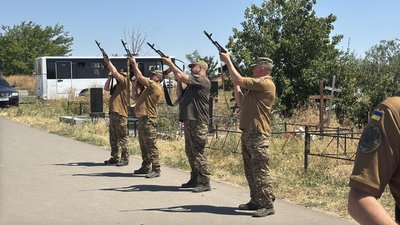 Назавжди 35: у Миколаєві попрощались з нацгвардійцем, який 10 місяців вважався зниклим безвісти Назавжди 35: у Миколаєві попрощались з нацгвардійцем, який 10 місяців вважався зниклим безвісти