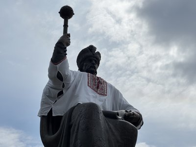 У Полтаві вшосте одягнули пам’ятник Івану Мазепі у вишиванку У Полтаві вшосте одягнули пам’ятник Івану Мазепі у вишиванку