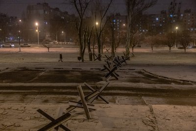 Жінка проходить повз протитанкові їжаки на Салтівці у Харкові 5 грудня 2024 року Жінка проходить повз протитанкові їжаки на Салтівці у Харкові 5 грудня 2024 року