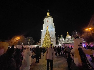 Новорічні святкування: кияни збираються біля ялинки на Софійській площі Новорічні святкування: кияни збираються біля ялинки на Софійській площі