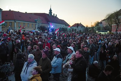 Прихильники лідера опозиційної угорської партії "Тиса" Петера Мадяря слухають його виступ у Ваці. Угорщина, 7 квітня 2026 року