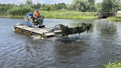 У Кременчуці розчищають водойми машиною-амфібією: як та для чого У Кременчуці розчищають водойми машиною-амфібією: як та для чого
