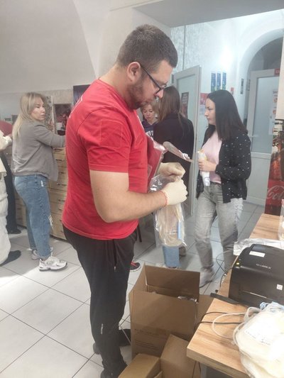 Ветерани та їхні родини долучилися до збору крові у Рівному Ветерани та їхні родини долучилися до збору крові у Рівному