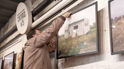 "Раніше тут були сири і ковбаси, а зараз – склад мистецтва": як родина черкаських дизайнерів заснувала арт-галерею