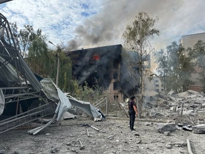Костянтинівку обстріляли ФАБами, артилерією та FPV-дроном: одна людина поранена, четверо під завалами Костянтинівку обстріляли ФАБами, артилерією та FPV-дроном: одна людина поранена, четверо під завалами