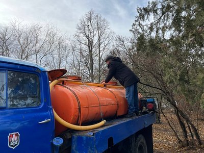 Возить військовим воду на фронт та гасить пожежі після обстрілів. Історія волонтера Віктора Волощука Возить військовим воду на фронт та гасить пожежі після обстрілів. Історія волонтера Віктора Волощука