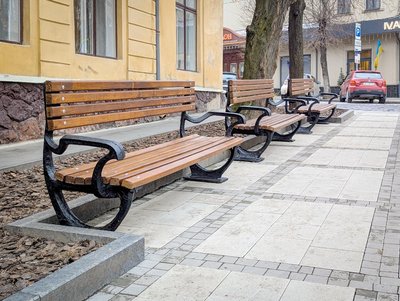 У Чернівцях відреставрували старі лавки та встановили біля пам'ятника солдатам У Чернівцях відреставрували старі лавки та встановили біля пам'ятника солдатам