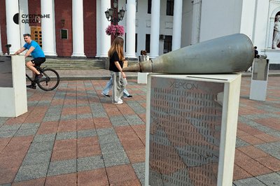 В Одесі встановили експозицію "Алея незламних міст" В Одесі встановили експозицію "Алея незламних міст"