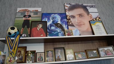 "Сина ми хоронили двічі": батьки загиблого захисника з Кіровоградщини Євгенія Косова "Сина ми хоронили двічі": батьки загиблого захисника з Кіровоградщини Євгенія Косова