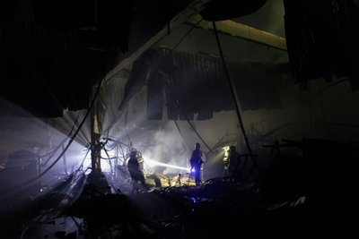 Рятувальники розбирають завали в "Епіцентрі" у Харкові вночі 26 травня 2024 року Рятувальники розбирають завали в "Епіцентрі" у Харкові вночі 26 травня 2024 року